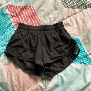 black lululemon hotty hot shorts‼️